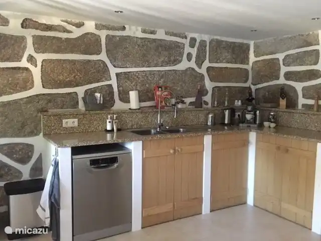 Küche mit Geschirrspüler