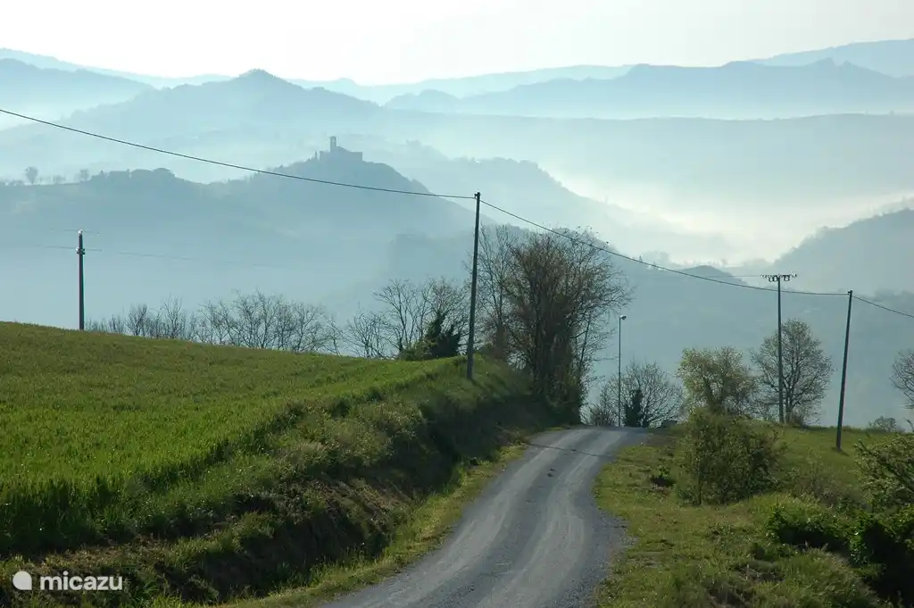 Als je op het weggetje langs ons huis loop is dit het uitzicht. In de verte zie je het klooster en abdij van Montetiffi