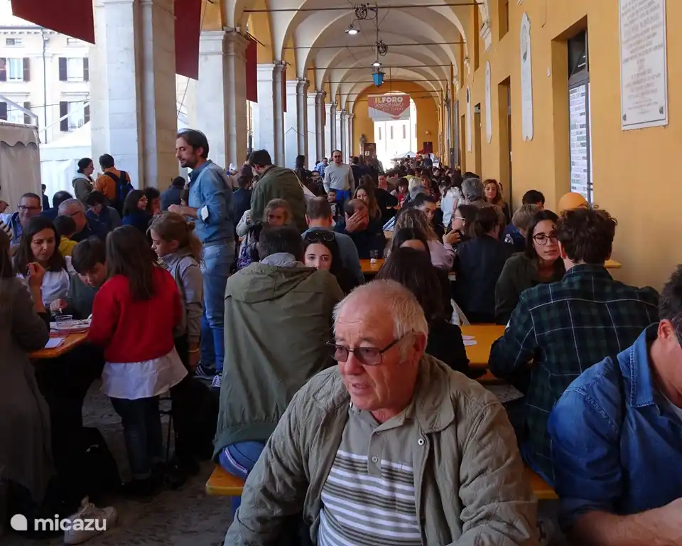 Samen eten op het marktplein in Cesena tijdens een straatfeest
