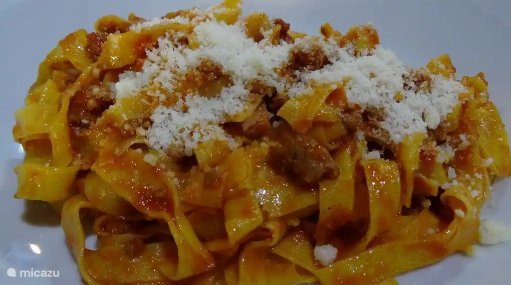 En natuurlijk tagliatelle met ragu. In noord Europa bekend als spagetti Bolognese. Tijdens een kookles kun je dit authentieke recept leren maken. Al dente natuurlijk!