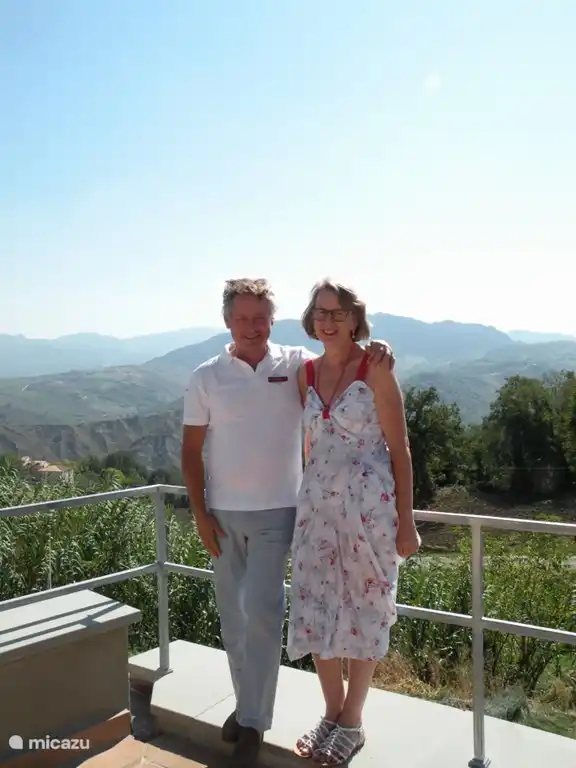 Han en Liesbeth. Je gastheer en gastvrouw. We spreken Italiaans en nemen je graag mee naar lokale feesten en marketen. We blijven op afstand als je wilt.