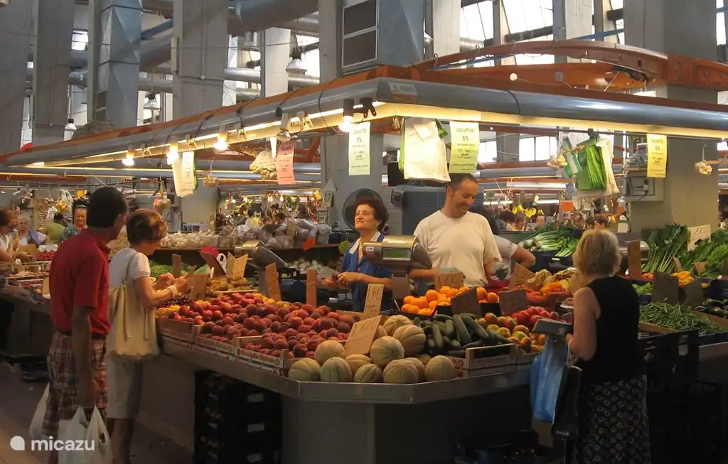 De mercato coperto in Rimini is een feewst van verse producten, groente en vis. Vol kleuren en geuren