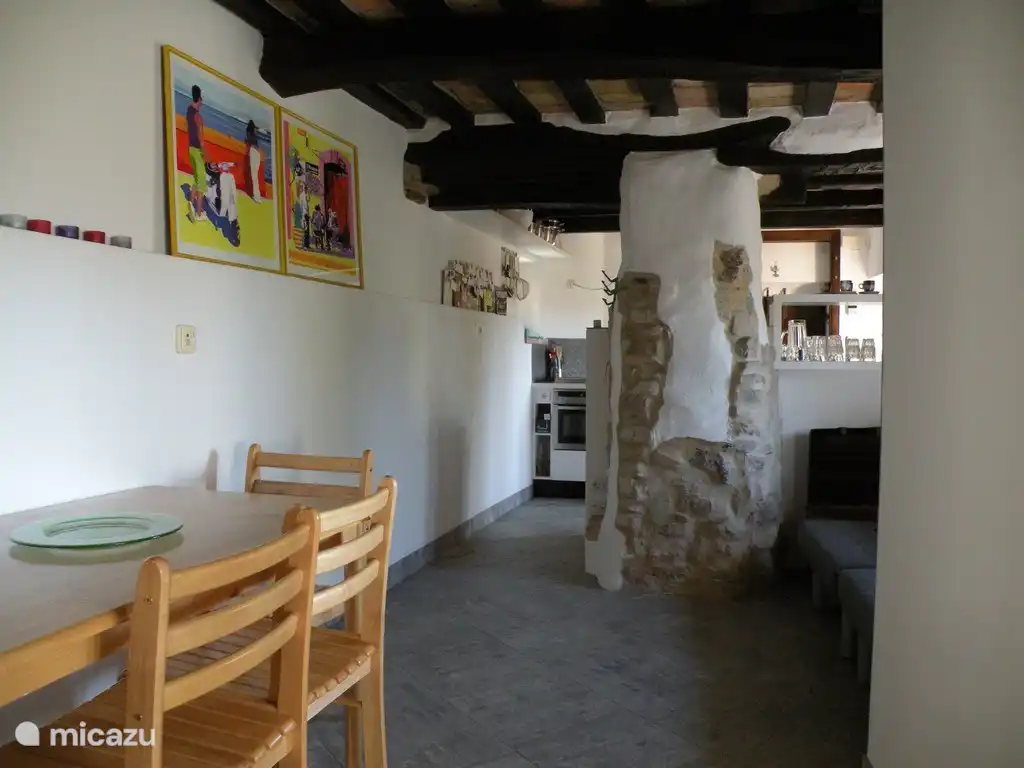 Onze zithoek naast de keuken met rechts de slaapbanken in Casa Calénc 138