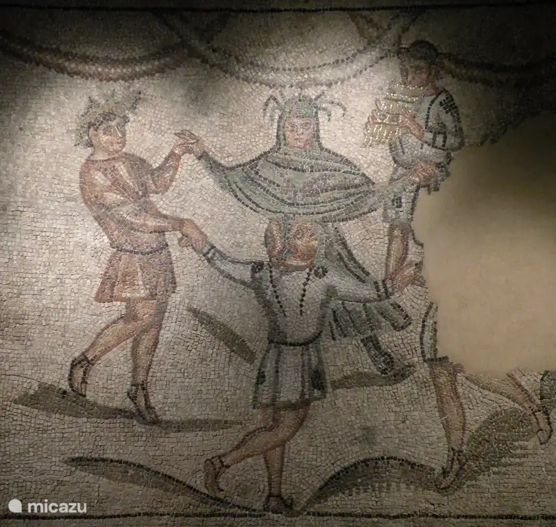 Ravenna is vermaard om haar mozaïken. Er is een mozaïk museum. Dit mozaïk beeld de vier seizoenen uit