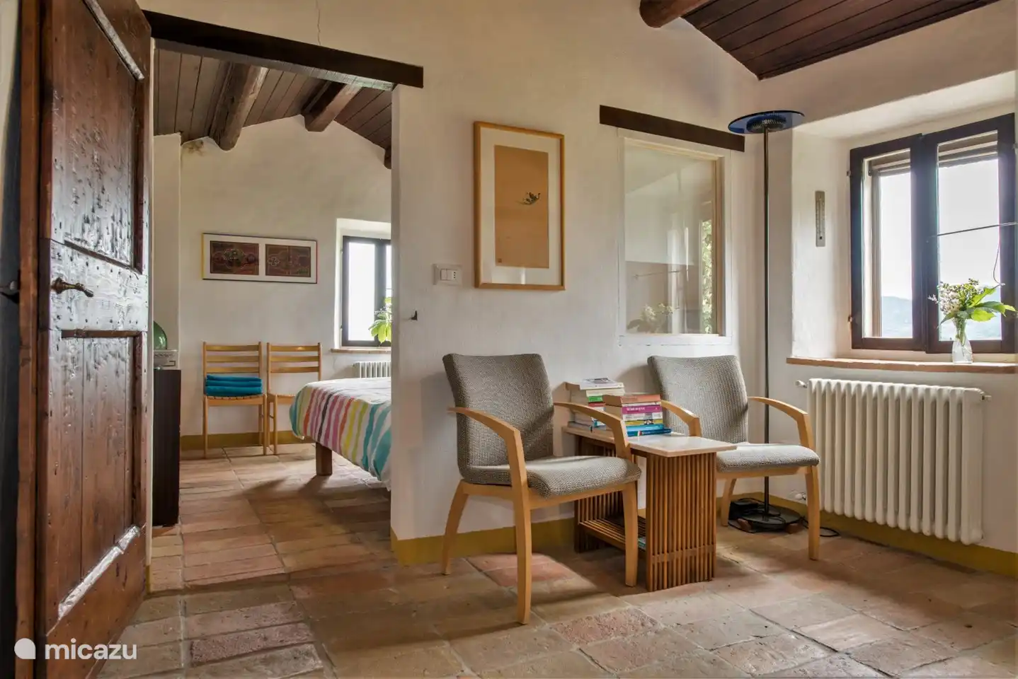 Casa Calénc 138. De tussen kamer met daarachter de slaapkamer op de tweede verdieping. Voor mensen die minder makkelijk trappen lopen is er een lift