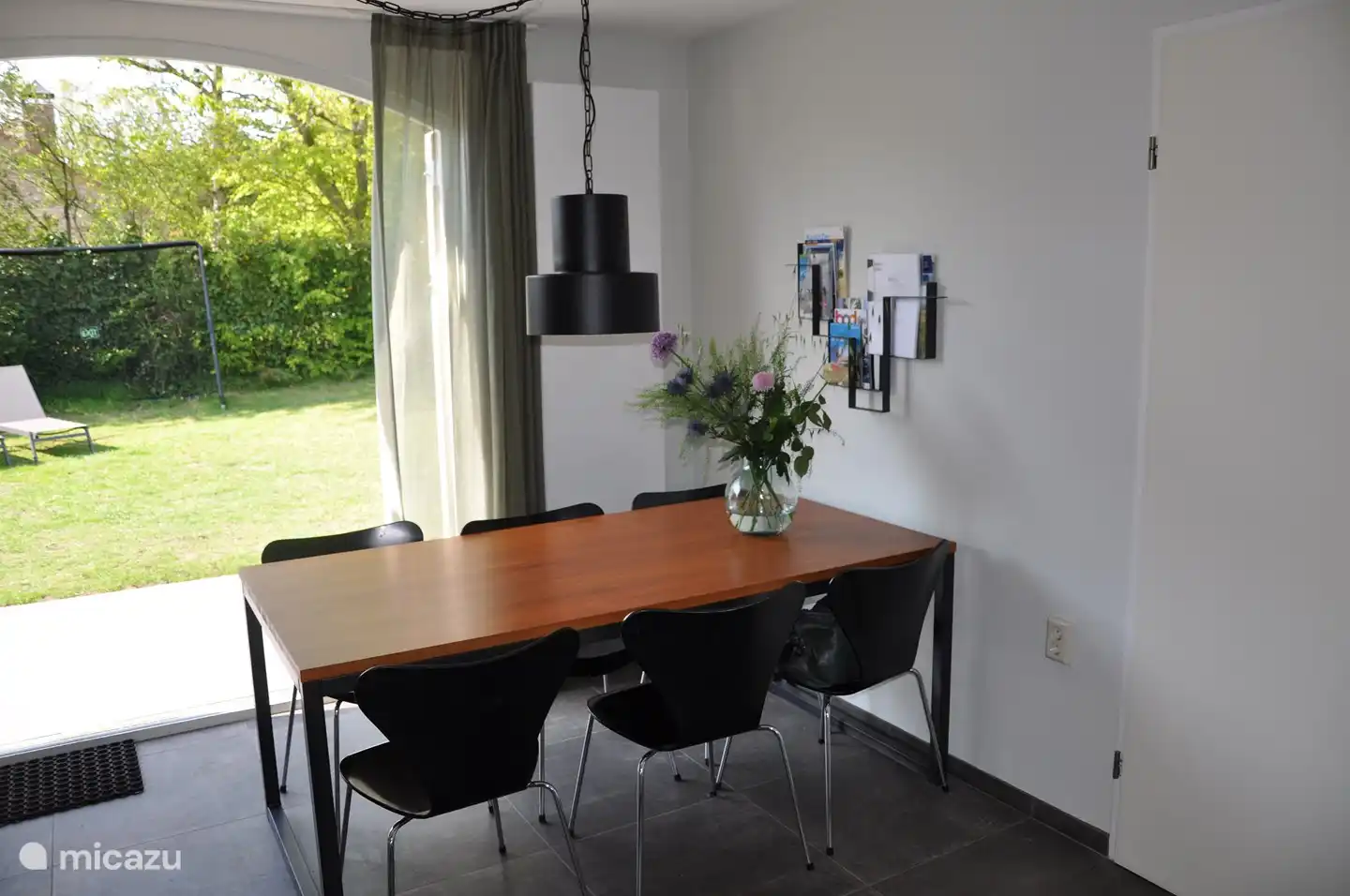 Table à manger par portes-fenêtres donnant sur le jardin.