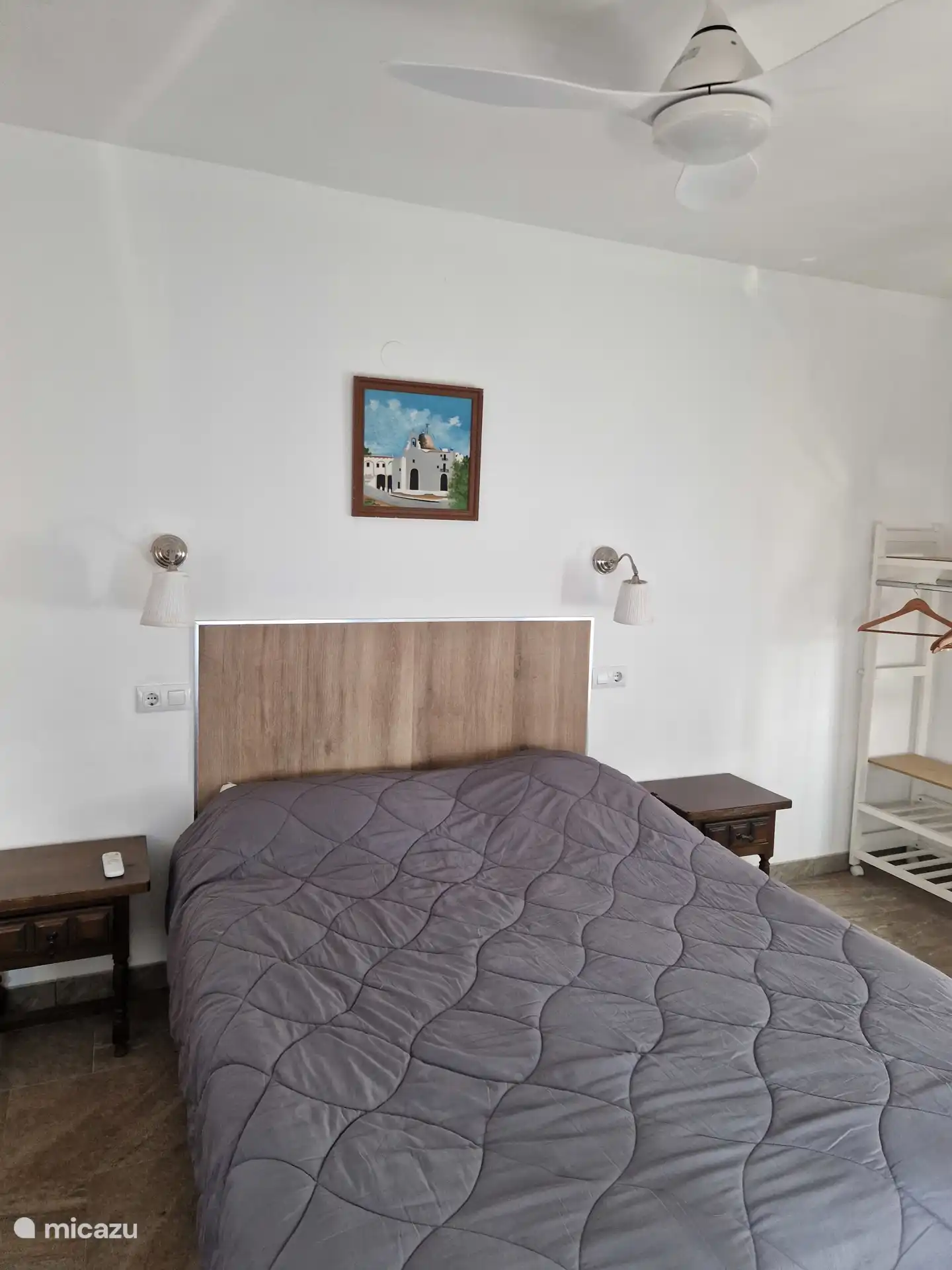 Schönes Hauptschlafzimmer mit Doppelbett und Deckenventilator, 160x200 cm Bett