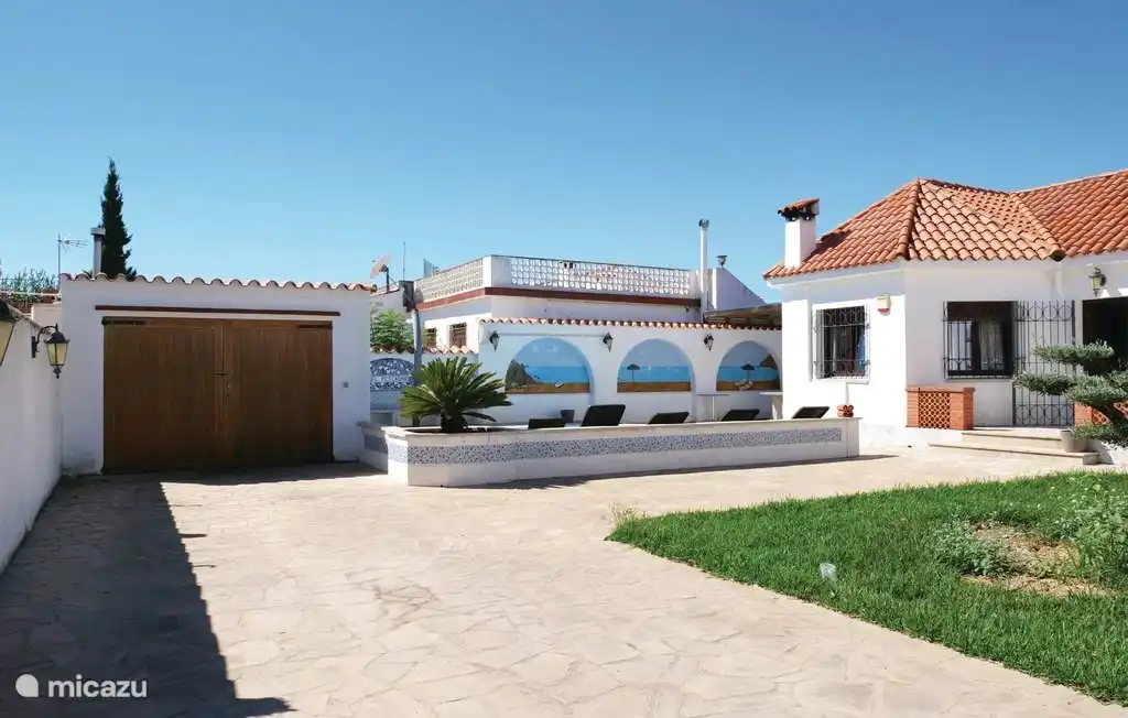 Großer, komplett eingezäunter Garten mit Privatsphäre, Sonnenterrasse und privatem Pool