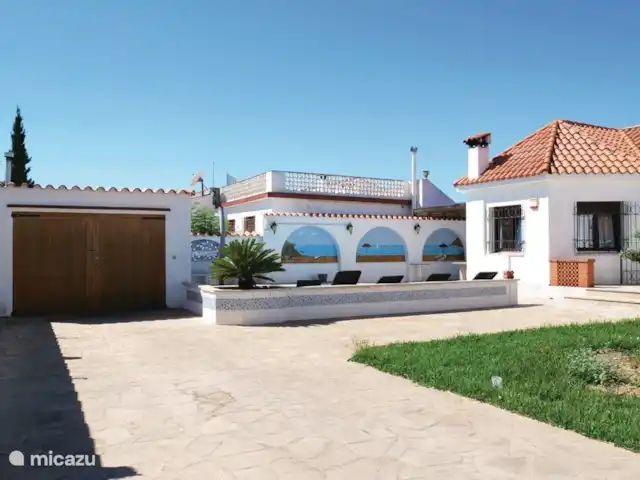 Casa Pescador 'Triadors' Vinaròs en España, Costa del Azahar, Vinaroz - casa vacacional Amplio jardín completamente vallado que ofrece mucha privacidad, solarium y piscina privada.
