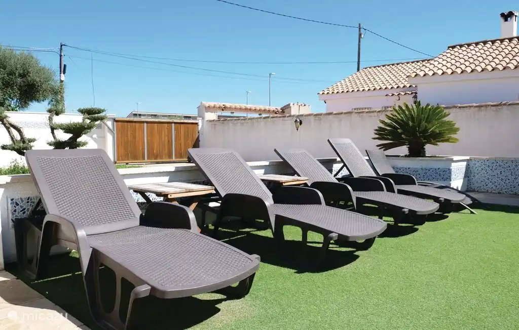 Großer Garten mit privater Auffahrt für Auto und Garage.