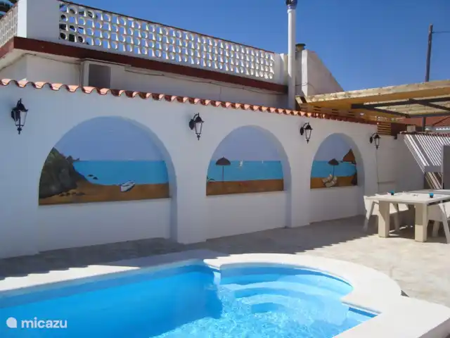 Casa Pescador 'Triadors' Vinaròs en España, Costa del Azahar, Vinaroz - casa vacacional Bonitos murales y terraza cubierta con vistas a la piscina.