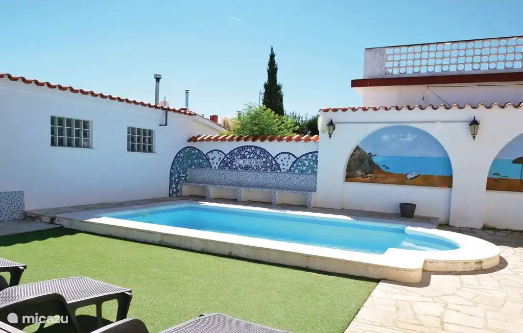 Schöne Sonnenliegen am Pool