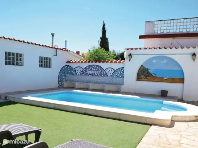 Casa Pescador 'Triadors' Vinaròs en España, Costa del Azahar, Vinaroz - casa vacacional Hermosas tumbonas junto a la piscina.