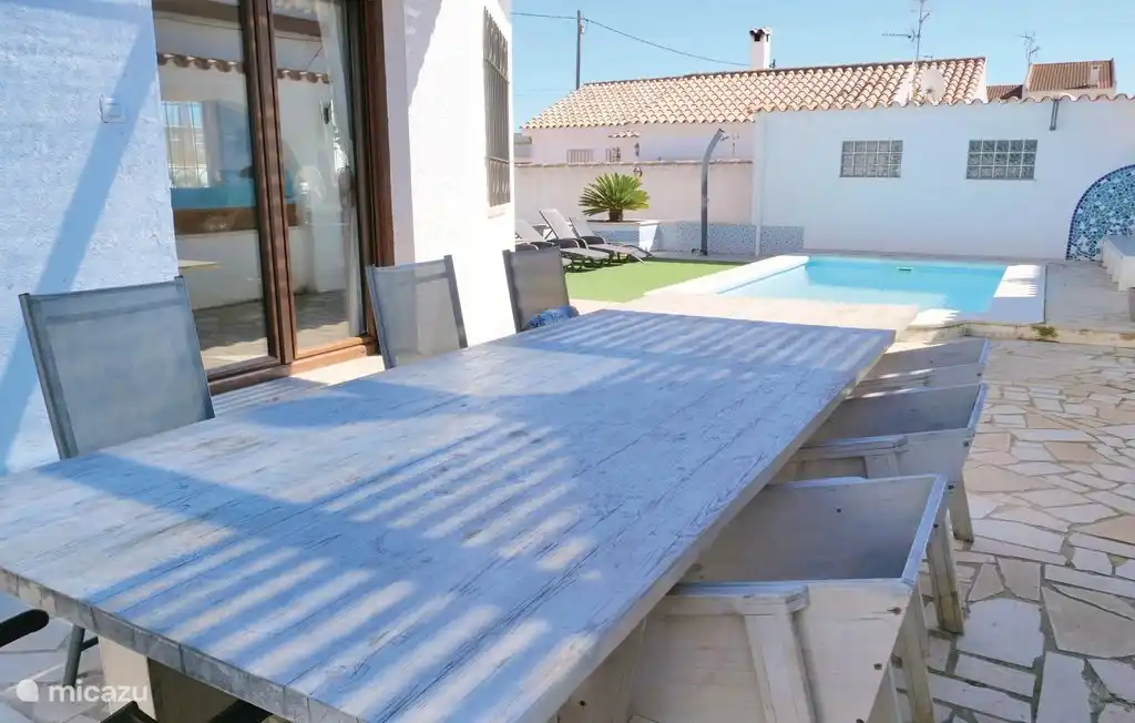 Vom Wohnzimmer aus Zugang zur Terrasse und schöner Übersicht über Pool und Garten