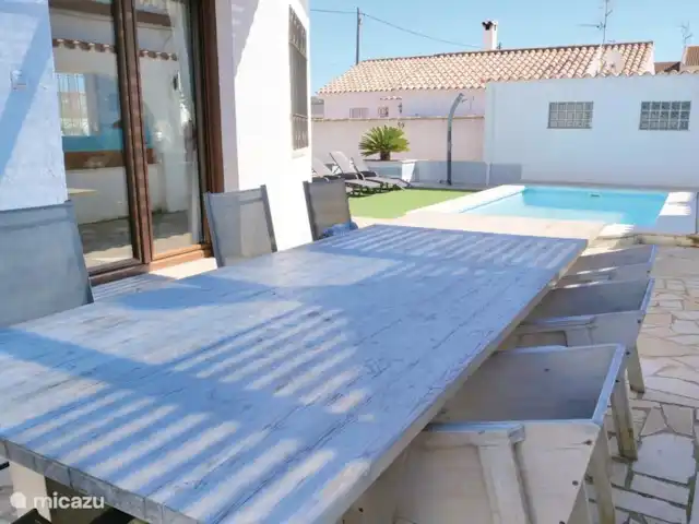 Casa Pescador 'Triadors' Vinaròs en España, Costa del Azahar, Vinaroz - casa vacacional Desde el salón acceso a la terraza y una hermosa vista a la piscina y al jardín.