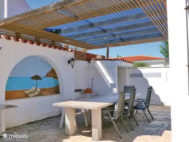 Casa Pescador 'Triadors' Vinaròs en España, Costa del Azahar, Vinaroz - casa vacacional Preciosa terraza cubierta con mesa grande y barbacoa.