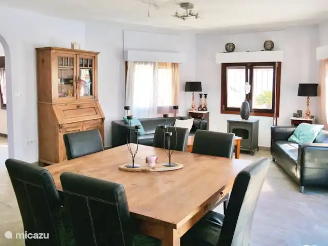 Casa Pescador 'Triadors' Vinaròs en España, Costa del Azahar, Vinaroz - casa vacacional Amplio salón con cocina abierta con aire acondicionado y acogedora estufa de leña.