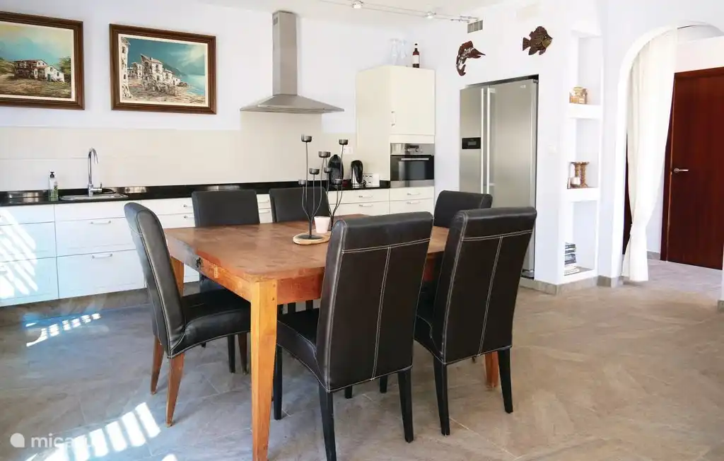 Moderne, geräumige Küche mit Induktionskochfeld, Backofen und großem amerikanischem Kühlschrank