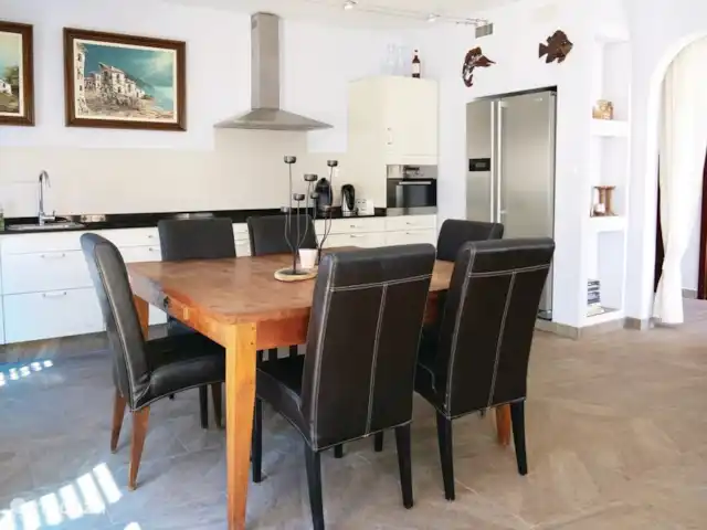 Casa Pescador 'Triadors' Vinaròs en España, Costa del Azahar, Vinaroz - casa vacacional Amplia cocina moderna con vitrocerámica de inducción, horno y frigorífico americano grande