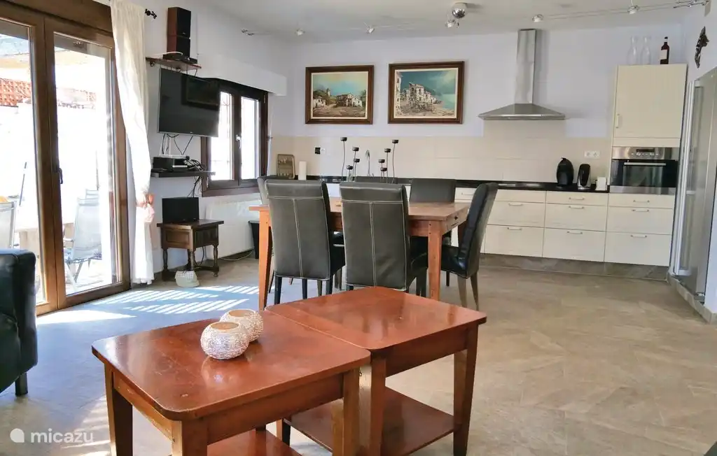 Gemütliches Wohnzimmer mit Zugang zur Terrasse, TV und WLAN via Canal +