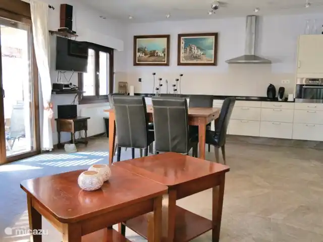 Casa Pescador 'Triadors' Vinaròs en España, Costa del Azahar, Vinaroz - casa vacacional Acogedor salón con acceso a la terraza, TV y WiFi a través de Canal+