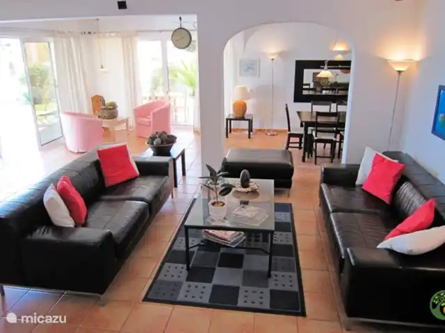 Villa Laranjeira en Portugal, Algarve, Albufeira - villa Amplia sala de estar con TV de pantalla plana, reproductor de DVD y sistema estéreo