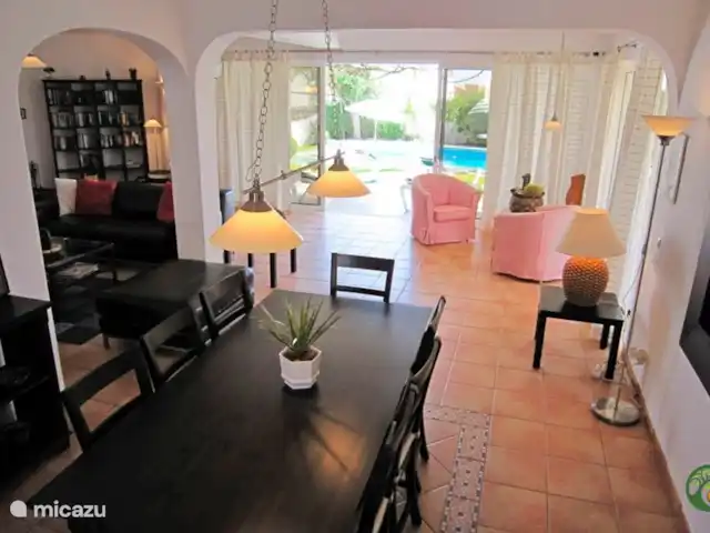 Villa Laranjeira en Portugal, Algarve, Albufeira - villa Desde el comedor vista al jardín, la piscina y el mar