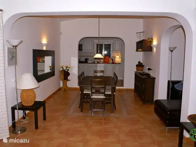 Villa Laranjeira en Portugal, Algarve, Albufeira - villa Acogedor comedor junto a la cocina abierta y la sala de estar