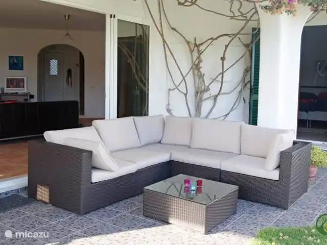 Villa Laranjeira en Portugal, Algarve, Albufeira - villa Lujoso sofá lounge bajo el techo junto a la piscina