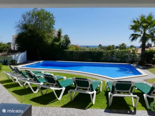 Villa Laranjeira en Portugal, Algarve, Albufeira - villa Vista al mar y a la piscina desde la terraza cubierta o en una de las tumbonas