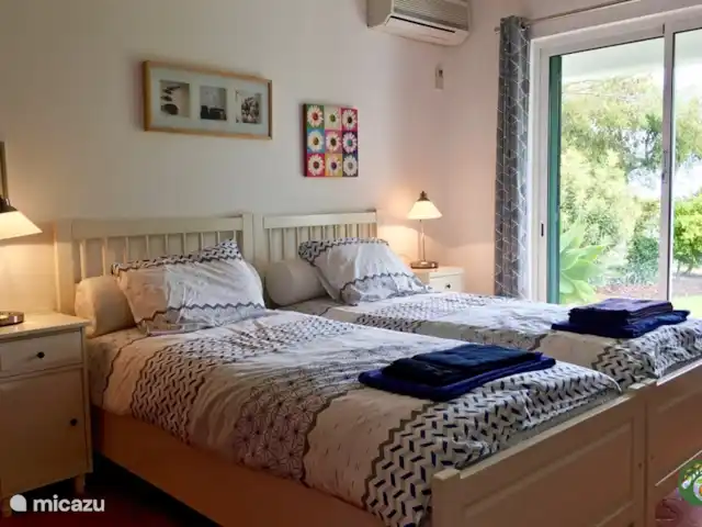 Villa Laranjeira en Portugal, Algarve, Albufeira - villa Dormitorio 2 en la planta baja con vistas y puertas al jardín.
