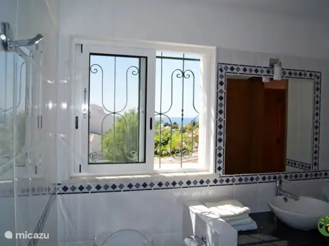 Villa Laranjeira en Portugal, Algarve, Albufeira - villa Vista baño Dormitorio principal en el 1er piso