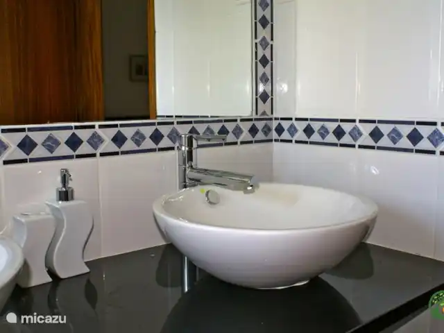 Villa Laranjeira en Portugal, Algarve, Albufeira - villa Instalaciones sanitarias modernas y duchas de lluvia.