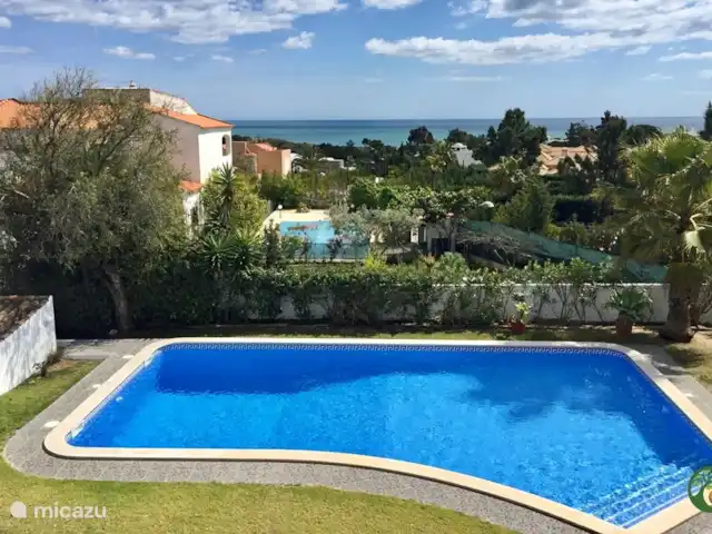 Villa Laranjeira en Portugal, Algarve, Albufeira - villa Vista a la piscina y al mar desde el solárium