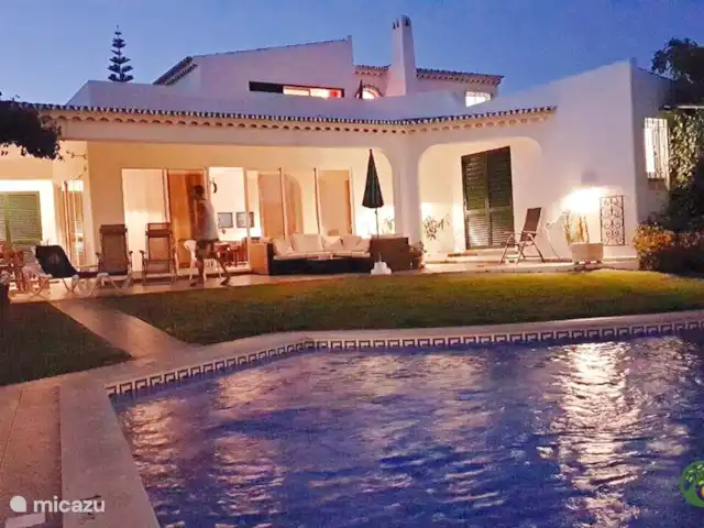 Villa Laranjeira en Portugal, Algarve, Albufeira - villa Atmósferas románticas durante la luz del atardecer alrededor de la villa.