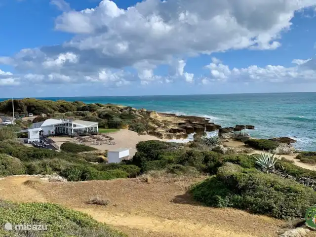 Villa Laranjeira en Portugal, Algarve, Albufeira - villa La playa de Evaristo con un delicioso restaurante (de pescado) junto al mar está a poca distancia a pie.