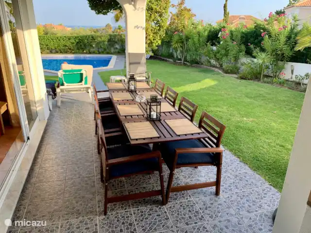 Villa Laranjeira en Portugal, Algarve, Albufeira - villa Mesa de comedor junto a la barbacoa al aire libre bajo techo con vista al mar