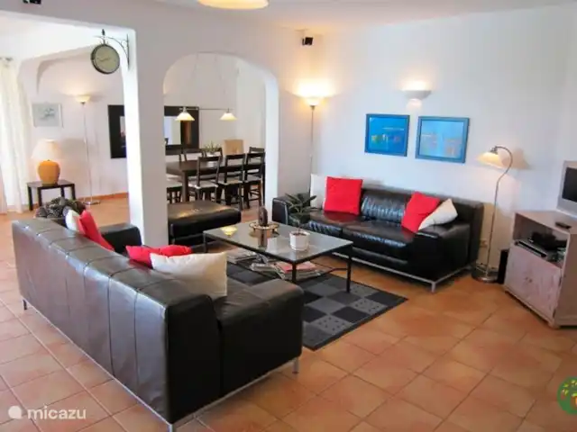 Villa Laranjeira en Portugal, Algarve, Albufeira - villa Amplia sala de estar con TV de pantalla plana y amplia sala de estar que continúa con el comedor