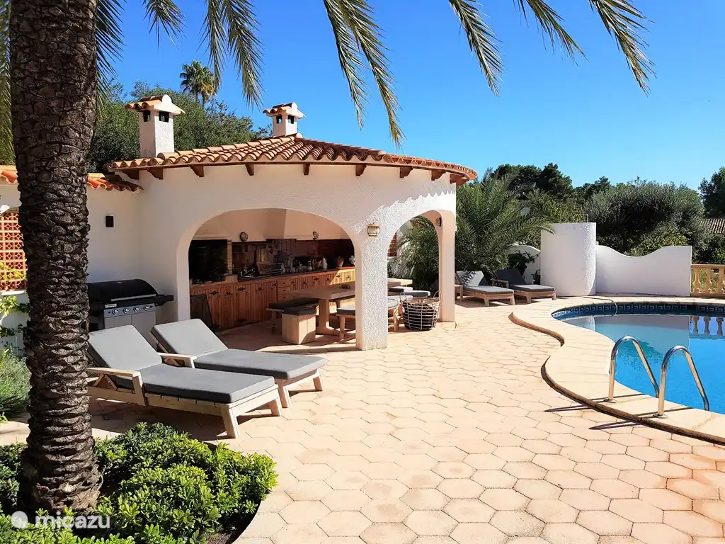 Pool mit Außenküche