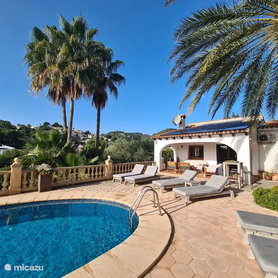 geräumige Terrasse mit Holzliegen