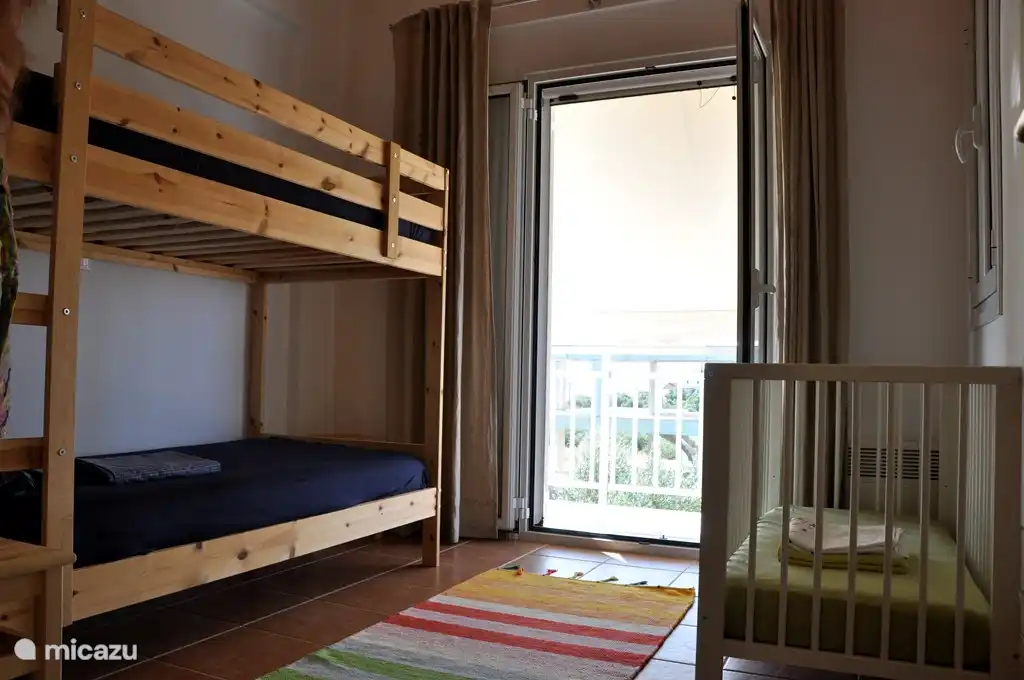 Kinderzimmer mit Etagenbett und Kinderbett