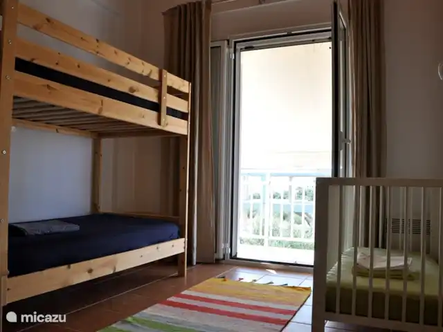 Stroungitsa Villa | Grèce, Péloponnèse, Kamaria-Finikounda - villa Chambre d'enfants avec lits superposés et lit bébé