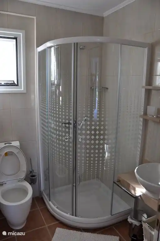 Geräumige Duschen und WC in allen Bädern