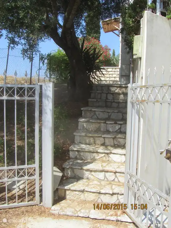 Treppe zur Haustür neben dem Garageneingang