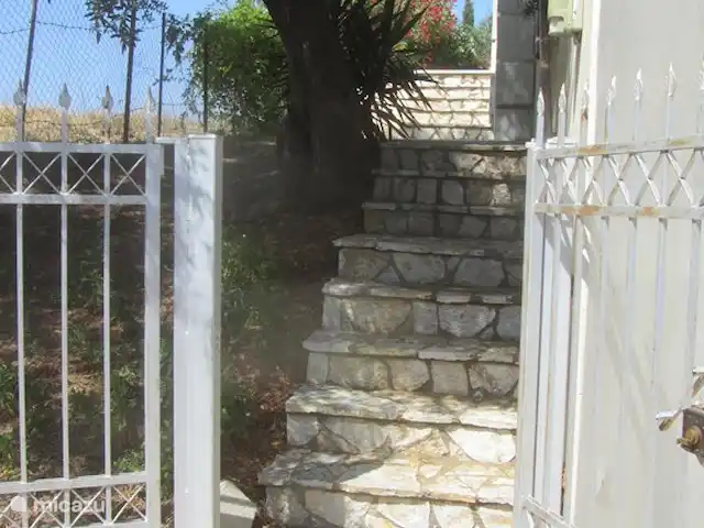 Stroungitsa Villa | Grèce, Péloponnèse, Kamaria-Finikounda - villa Escalier menant à la porte d'entrée à côté de l'entrée du garage