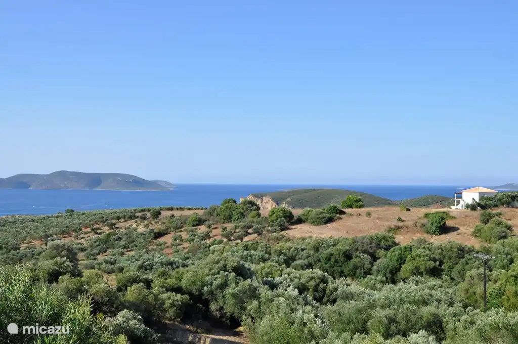 Blick vom Balkon auf das Meer mit Halbinsel und Insel Schiza