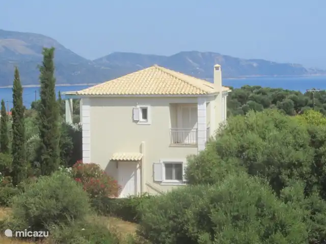 Stroungitsa Villa | Grèce, Péloponnèse, Kamaria-Finikounda - villa Les abords de la maison avec vue sur la baie de Finikounda