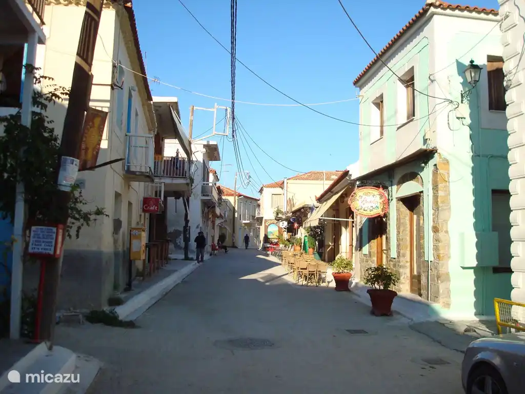 Die Hauptstraße von Finikounda