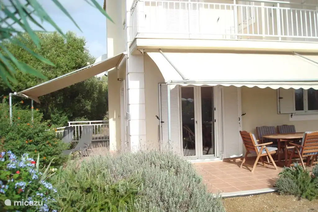 Terrassen mit großem (Ess)Tisch und Liegestühle