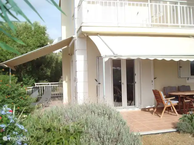 Stroungitsa Villa | Grèce, Péloponnèse, Kamaria-Finikounda - villa Terrasses avec grande table (à manger) et chaises longues